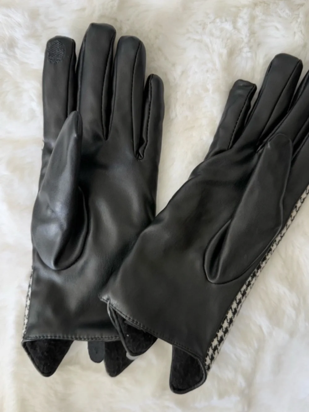 NWOT Vince Camuto Black and White Houndstooth Faux Leather Gloves